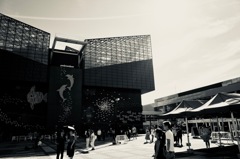 広場・人・光と影