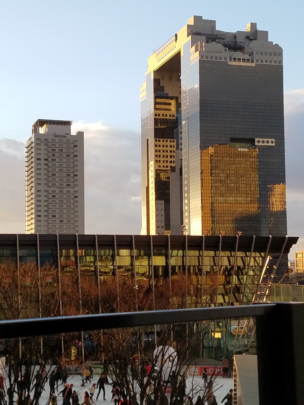 都会の夕景...大阪梅田
