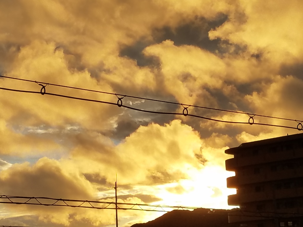 台風の日.燃えるような夕日