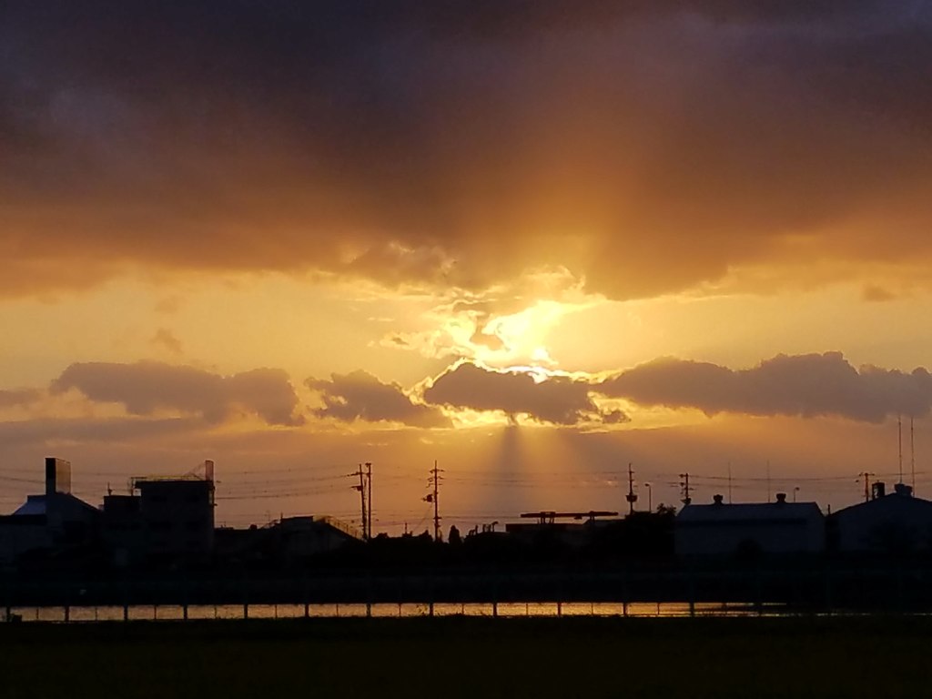 台風一過とは言えぬ夕日.3