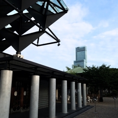 背景にハルカス