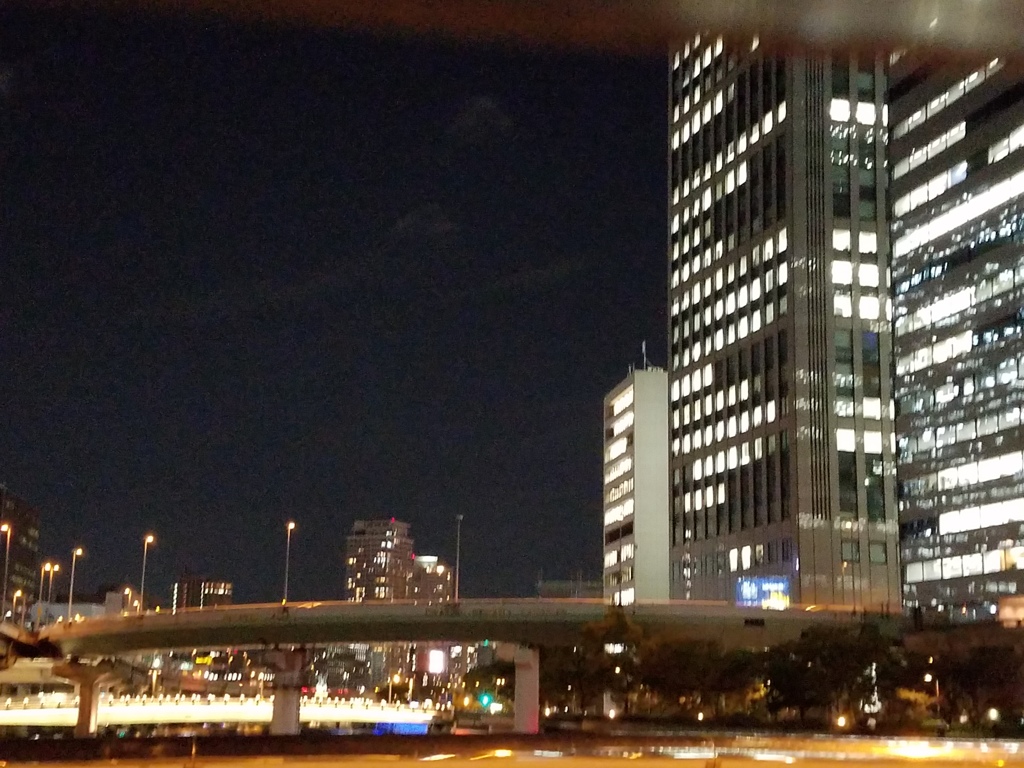 秋の夜長...消えない残業の光