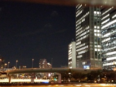 秋の夜長...消えない残業の光