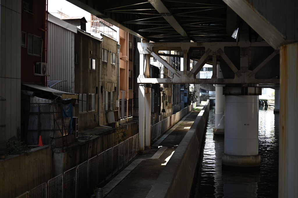 阪神高速環状線下の景色