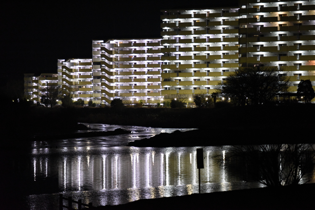 光・６・・川沿いの集合住宅