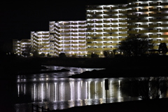 光・６・・川沿いの集合住宅