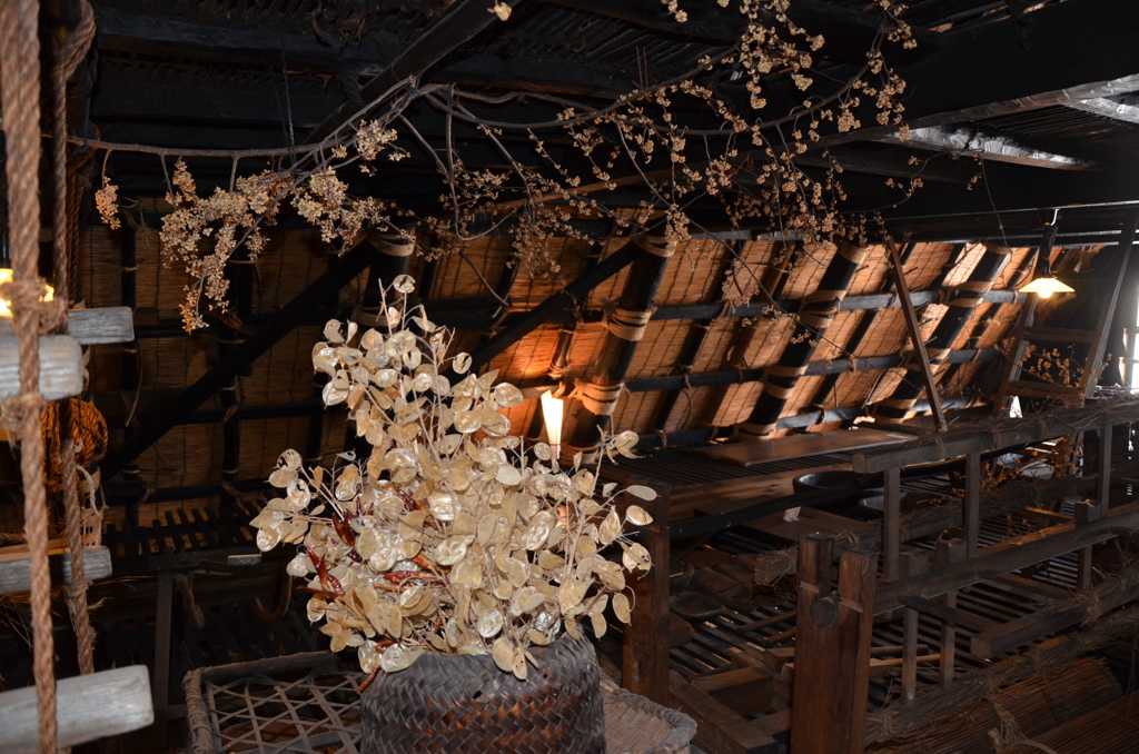 茅葺の屋根裏・２