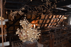 茅葺の屋根裏・２