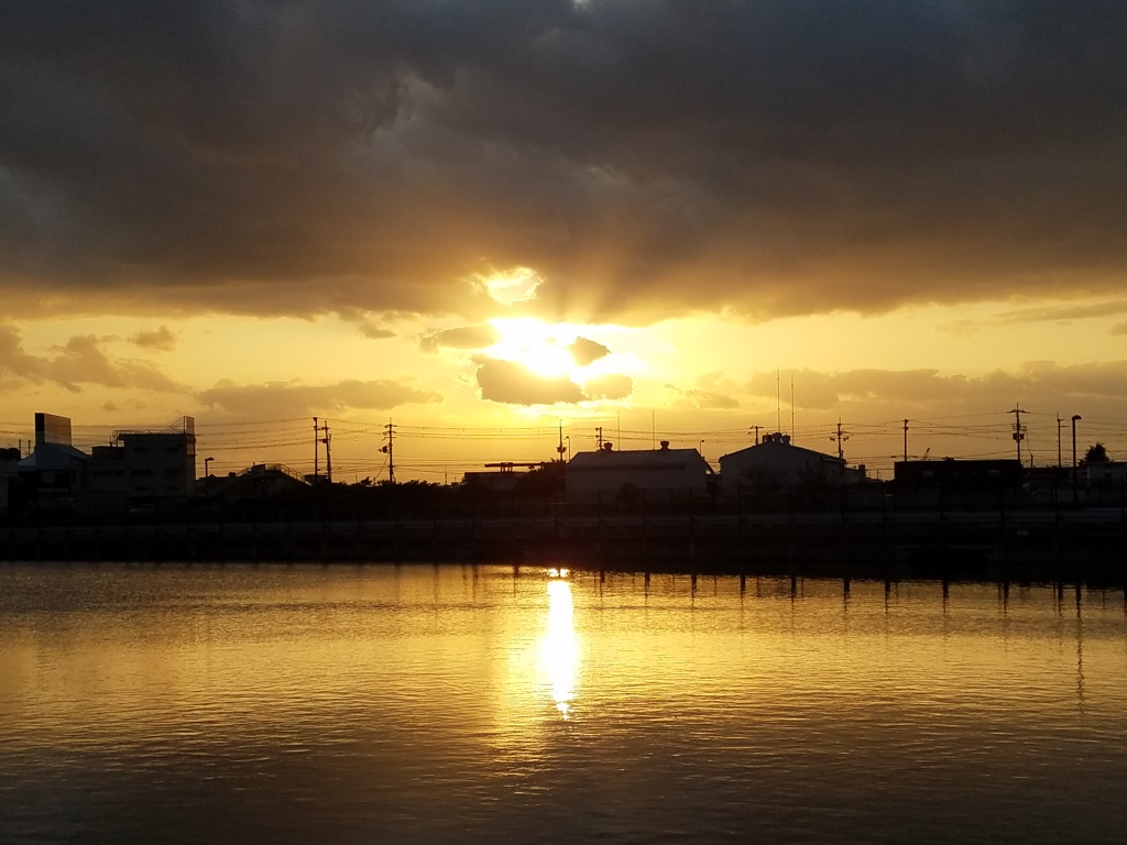 台風一過とは言えぬ夕日.2