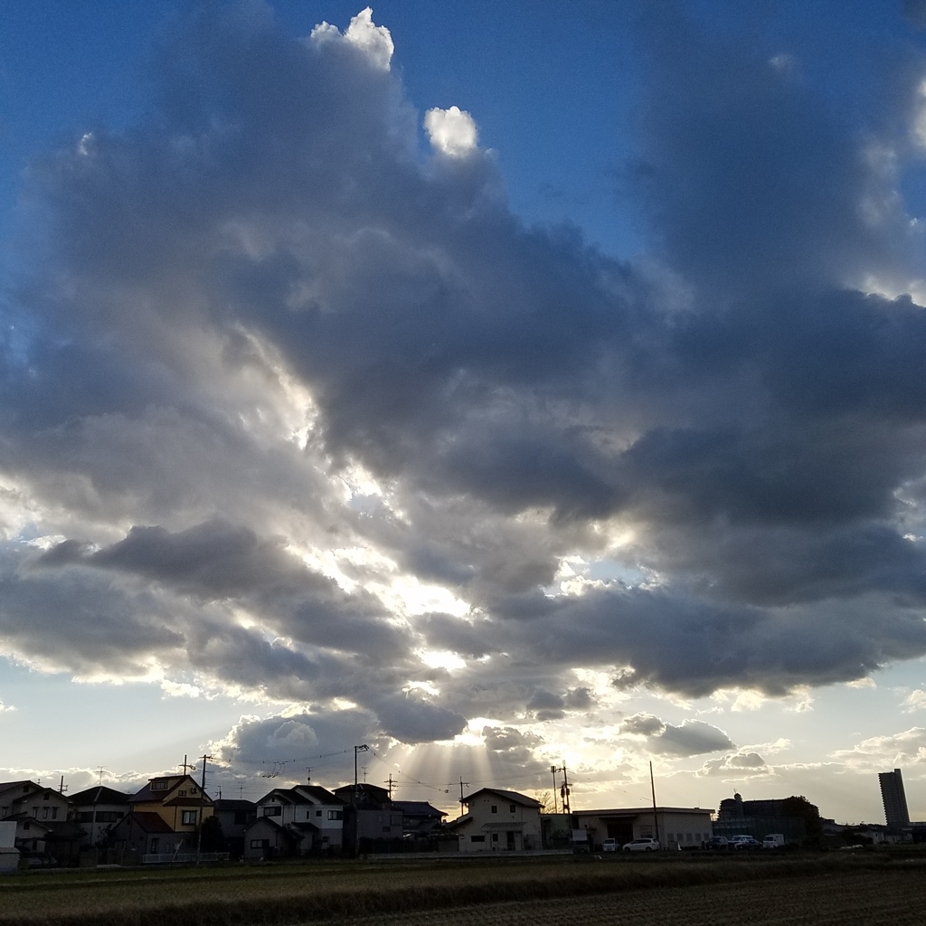 小さな町を翳す光芒