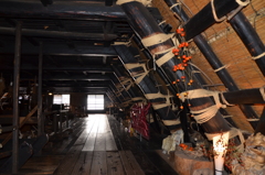 茅葺の屋根裏・１