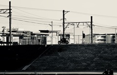 対岸に響く重低音
