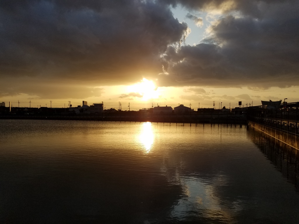 台風一過とは言えぬ夕日.1