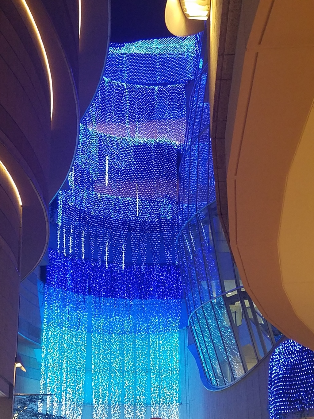 光.3..なんばパークス