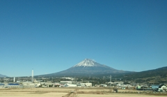 新幹線の車窓から撮る富士山