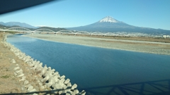 川と空と富士の山
