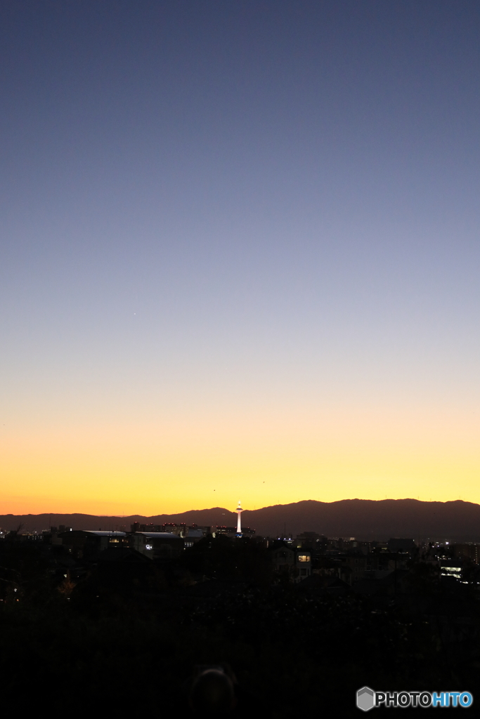 夕焼けに灯る京都タワー