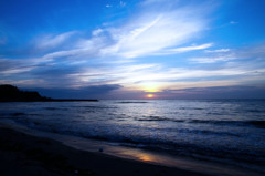 夜明けと海と青