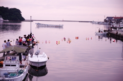 夕暮れに浮かぶ灯篭