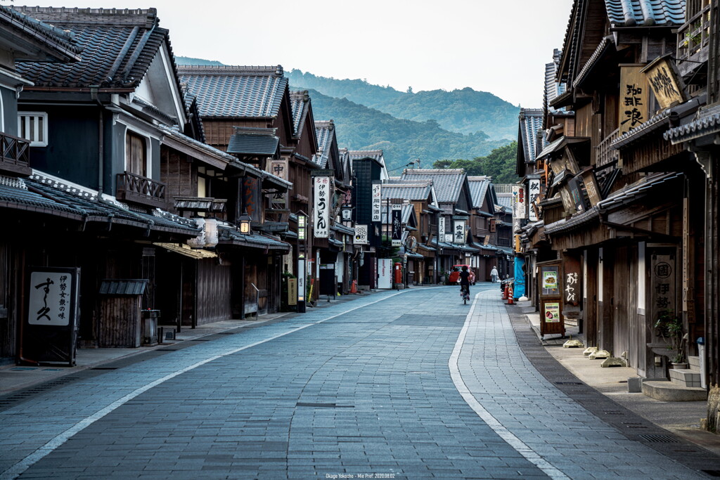 早朝のおかげ横丁