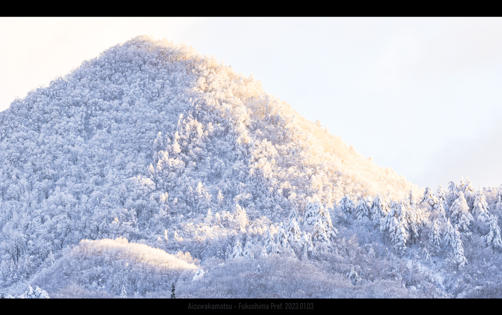 雪山と朝日
