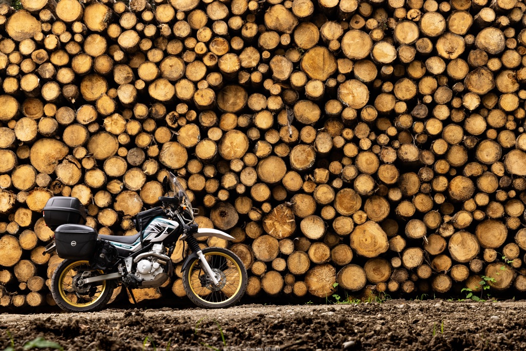 林道とオートバイ