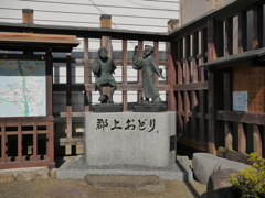 郡上おどりの石像