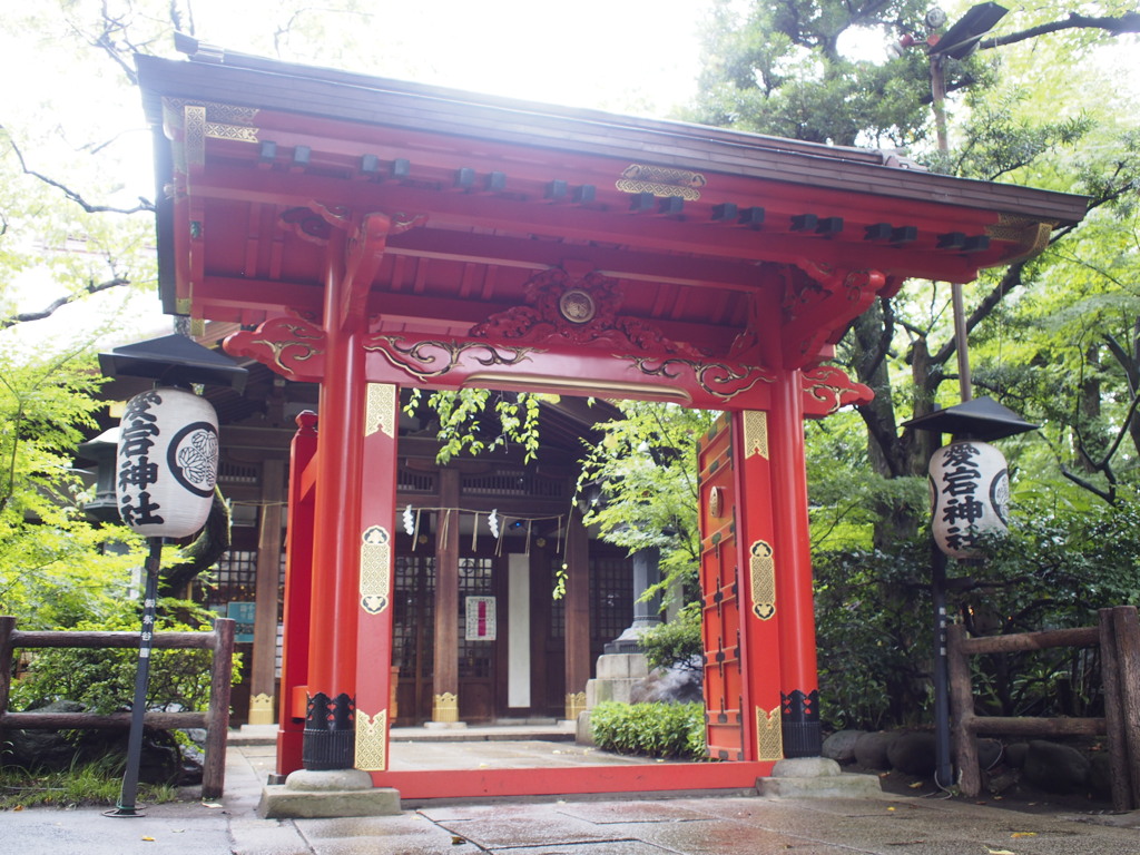 丹塗りの門