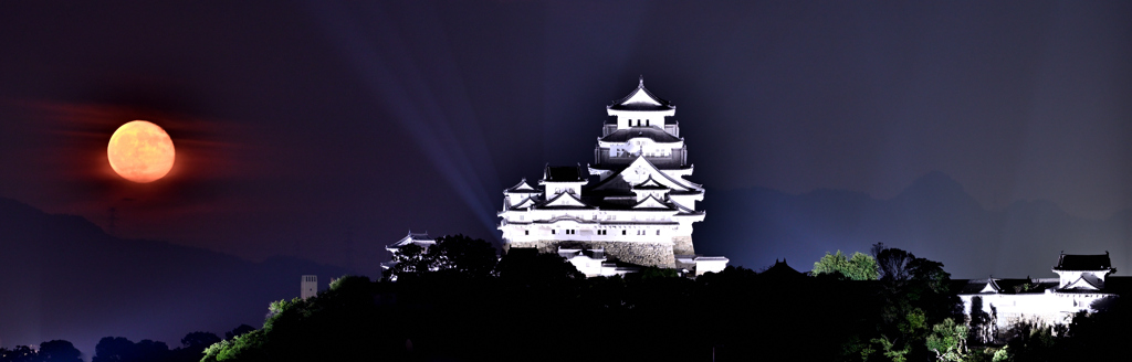 満月と城
