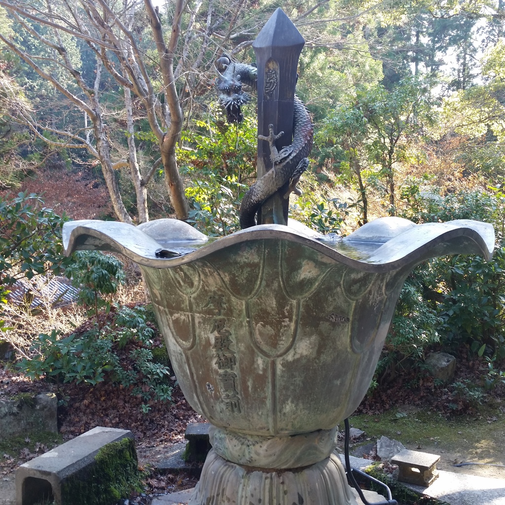 摩仁殿の側