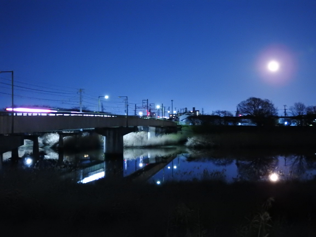 駅と月と電車