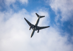 上空を飛ぶ旅客機