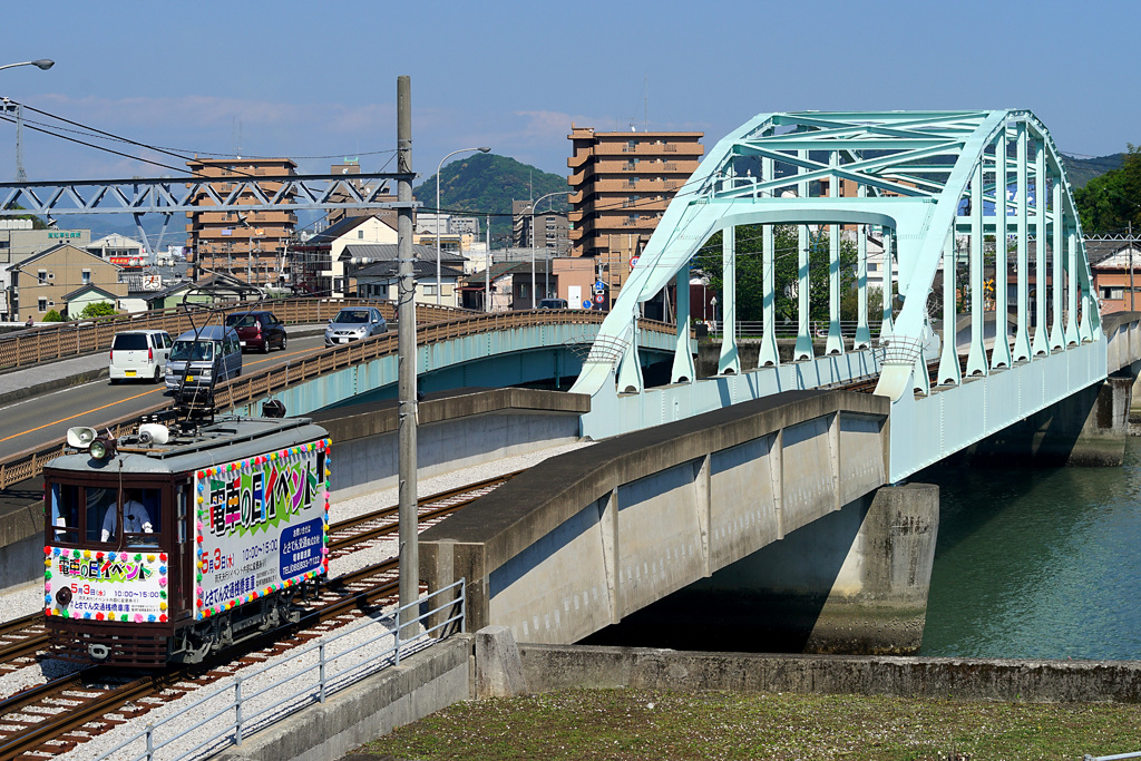 小さい列車と大きな橋