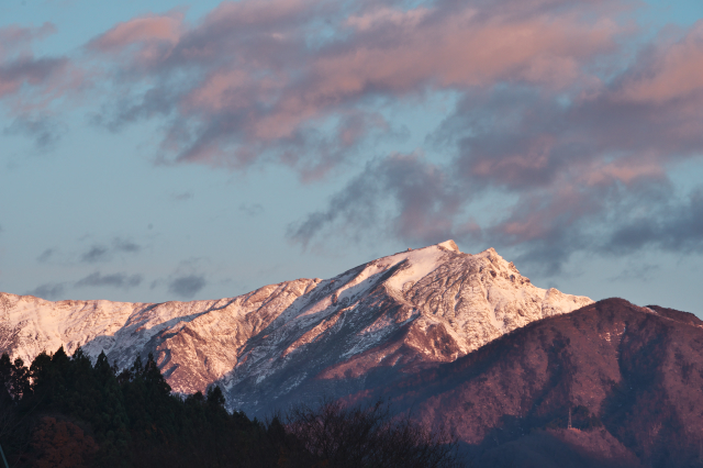 朝の谷川岳