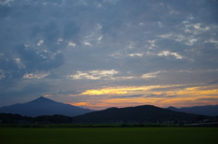 日の入り前の筑波山