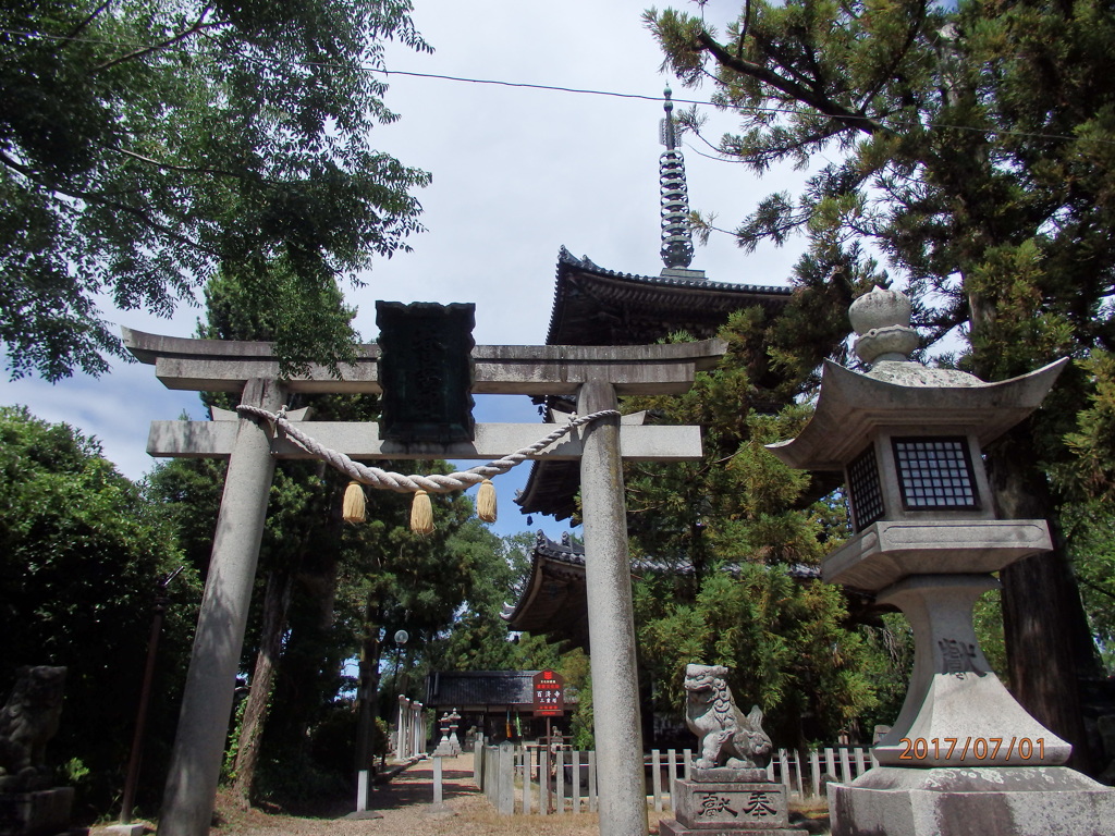 塔と鳥居