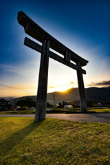 鳥居と朝日