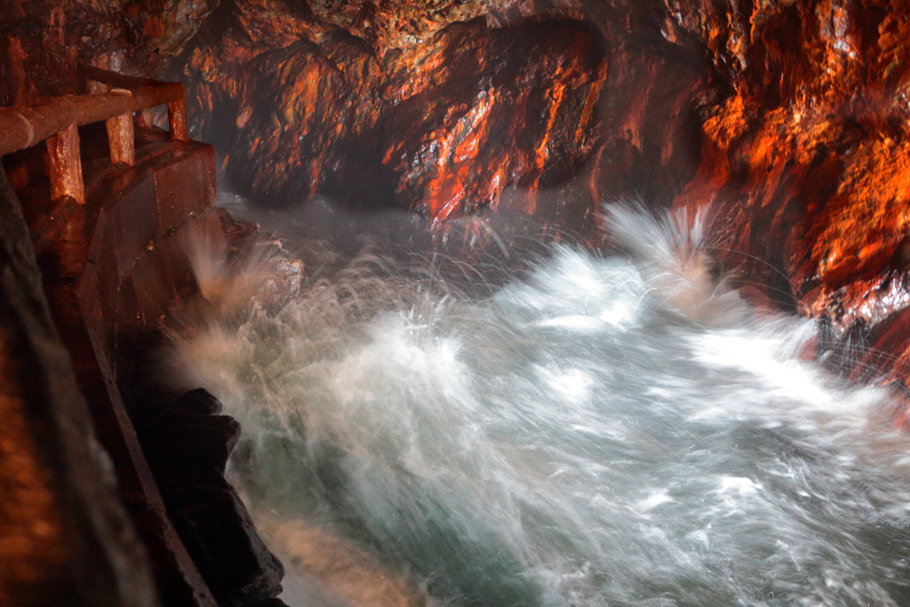和歌山 三段壁洞窟 波しぶき