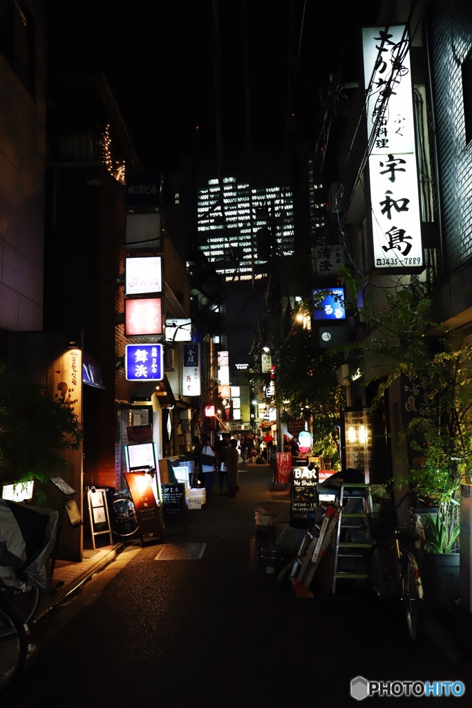 都会の路地裏