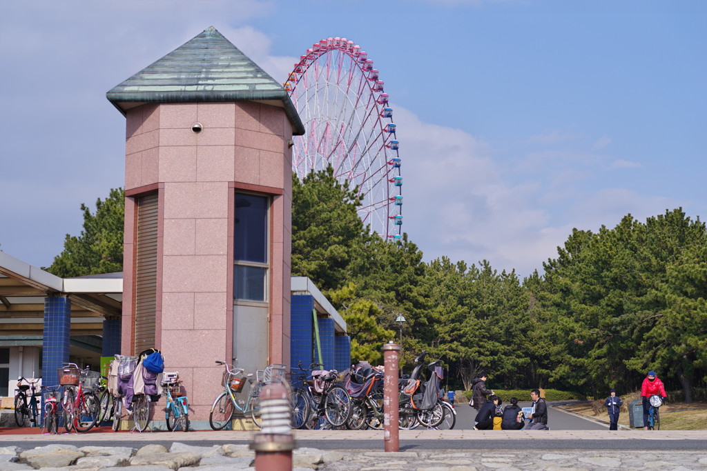 向こうに観覧車