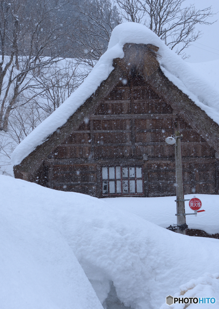 茅葺屋根の長い冬