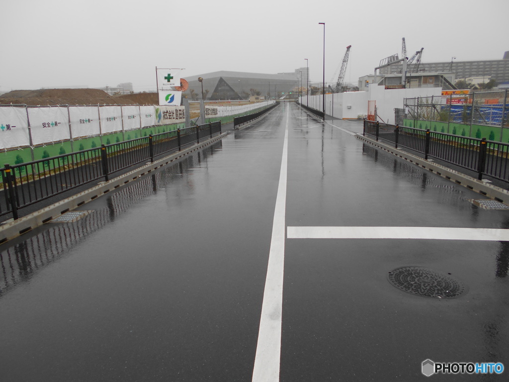 この道路を挟んで