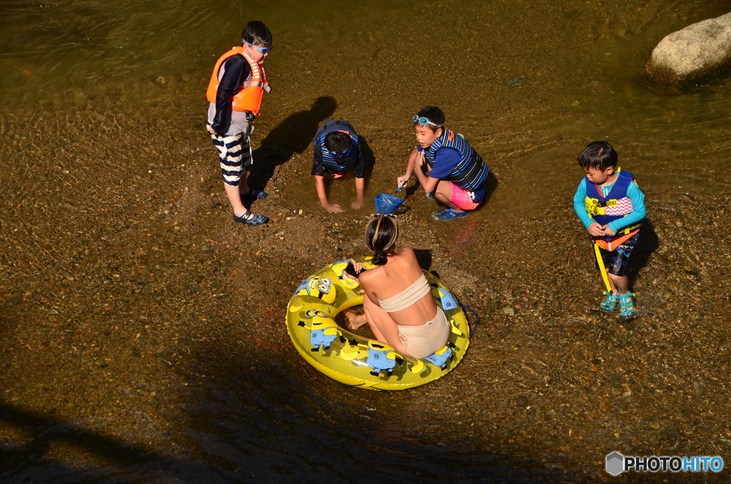 ファミリ－で川遊び