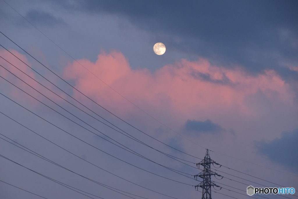 月と夕景