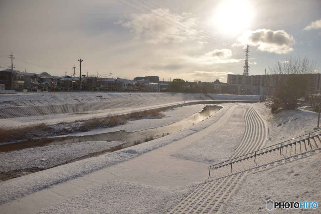 川の堤も雪