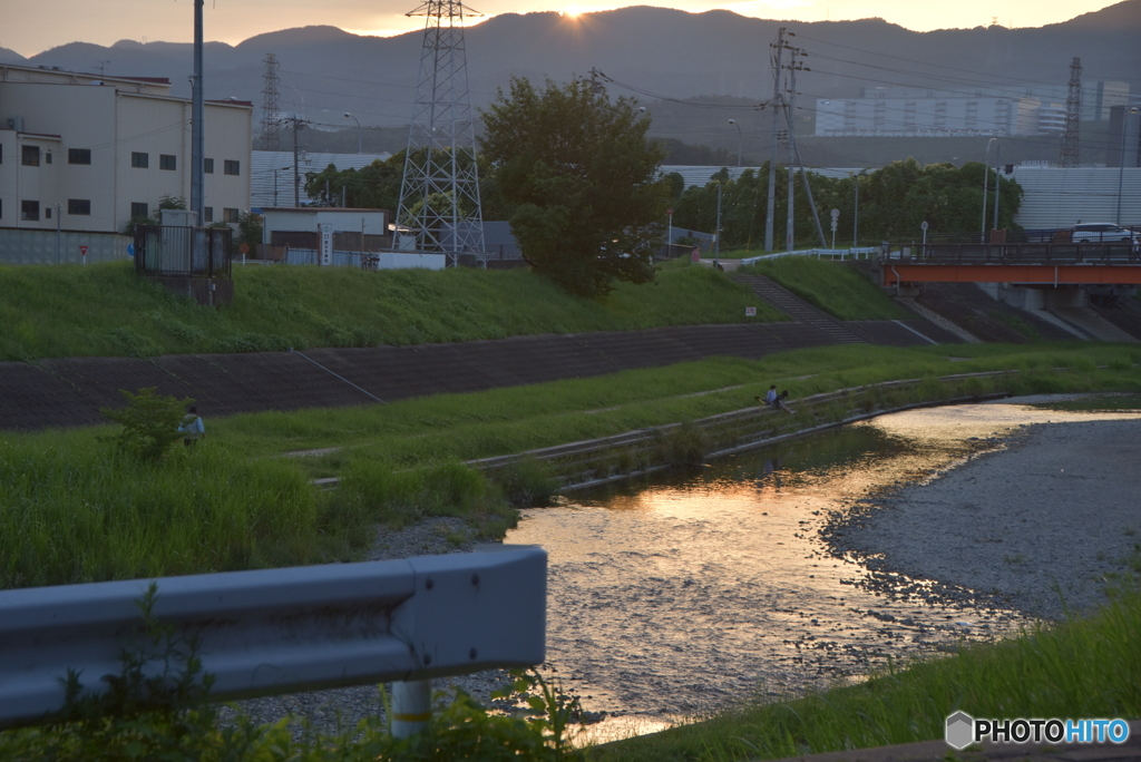 川の中の夕景