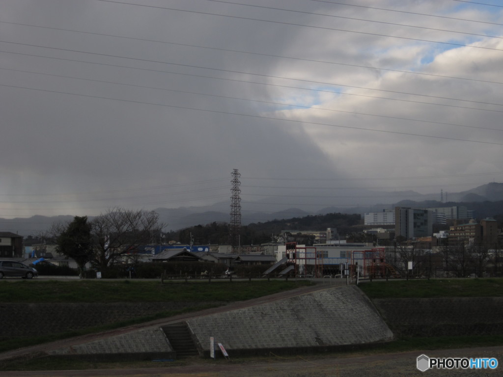 暗雲垂れ込む