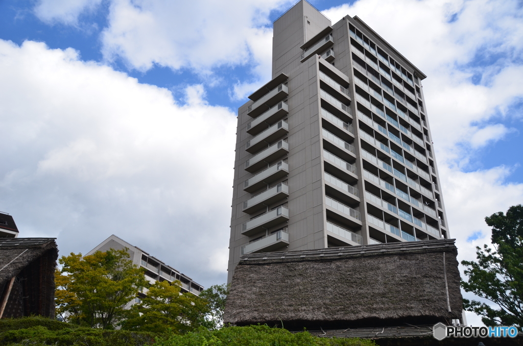 マンションの下で