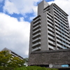 マンションの下で