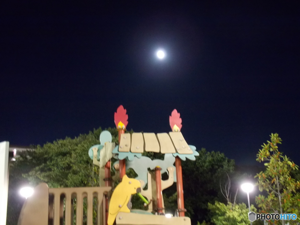 子供遊具と満月